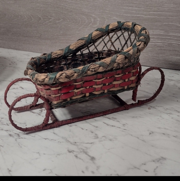 Vintage Decorative Red/Green/Natural Wicker Christmas Sleigh Basket - Picture 3 of 6